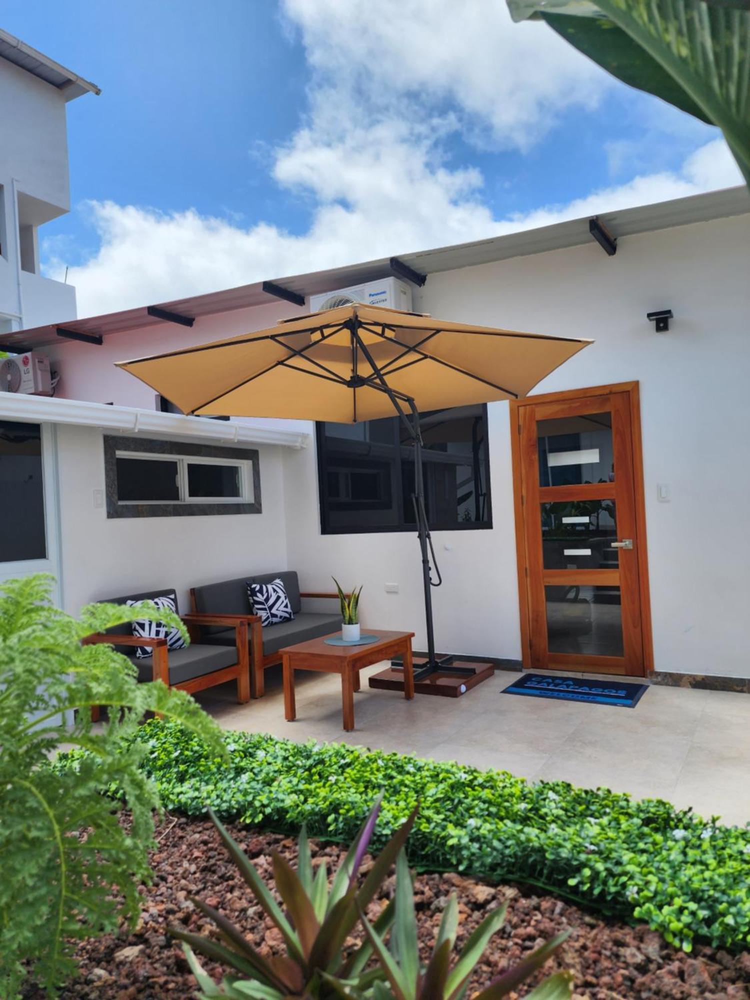 Casa Galapagos By Hostal Fragata Puerto Ayora  Esterno foto
